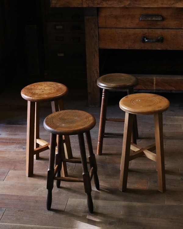 アンティークイギリス木製ラウンドスツール アンティークイギリス木製ラウンドスツール - メルカリ