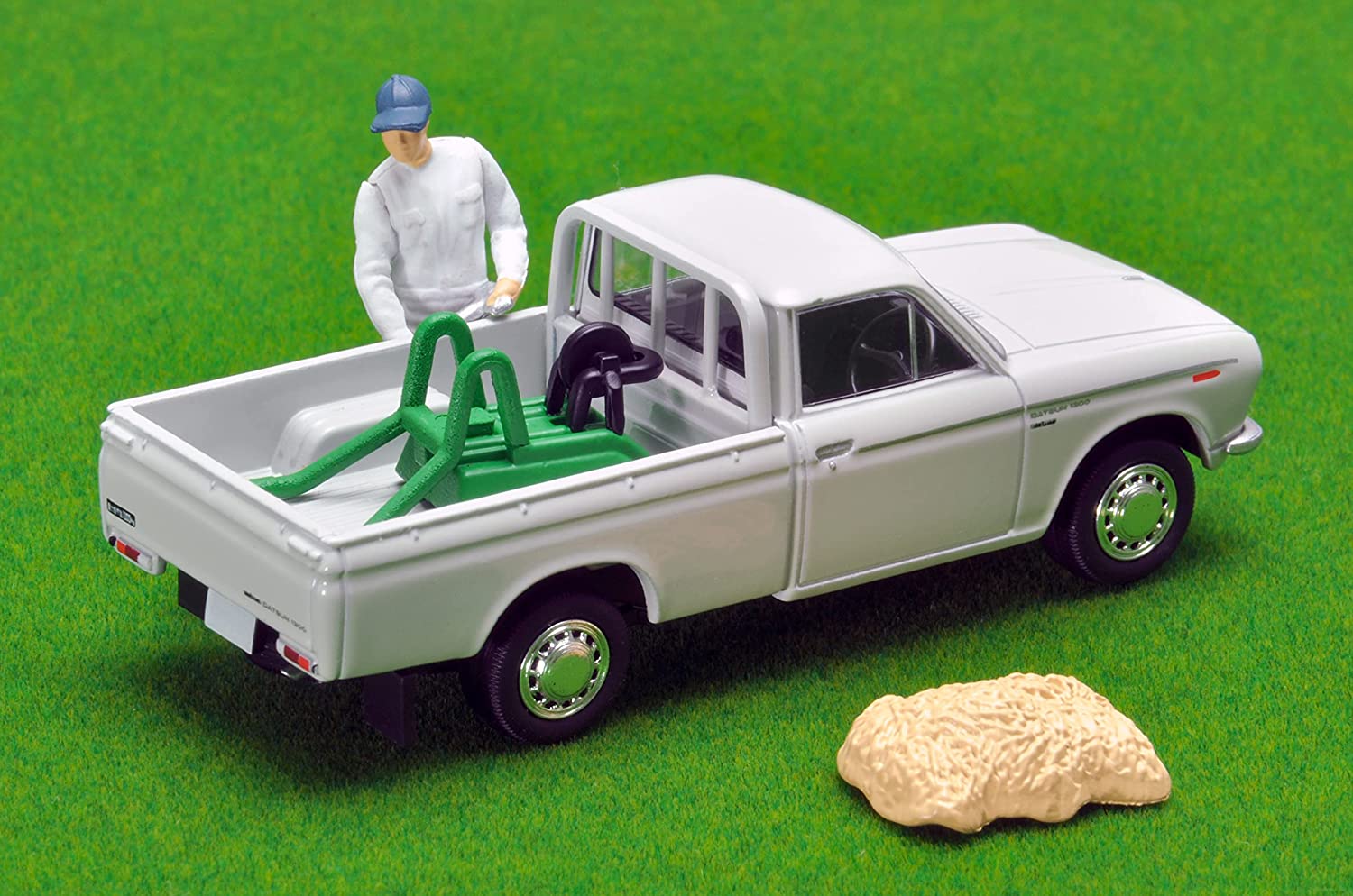 1/64 LV-195c ダットサン トラック 1300 デラックス 白 フィギュア付き