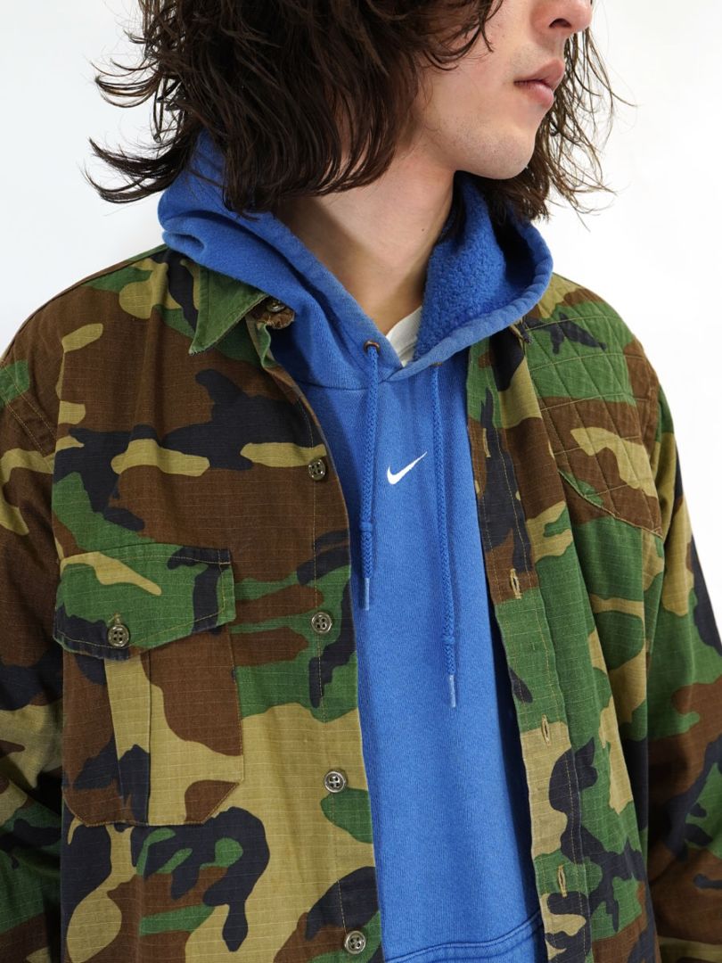 90'S NIKE SMALL SWOOSH HOODIE SHIRT (SIZE. LARGE)