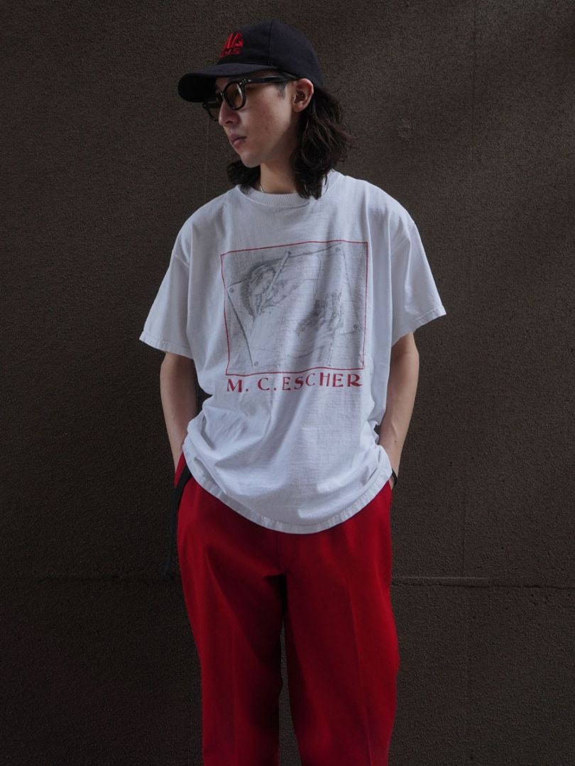 00'S FRUIT OF THE LOOM M.C. ESCHER ''DRAWING HANDS'' T SHIRT WHITE (SIZE.X LARGE)