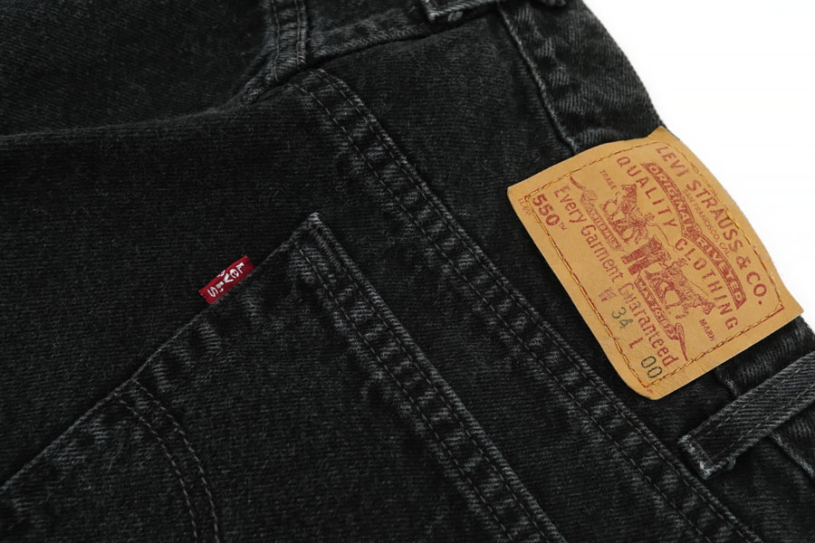 90'S LEVI'S 550 BLACK DENIM SHORTS WITH RED TAB (SIZE. W34 L00) MADE IN USA