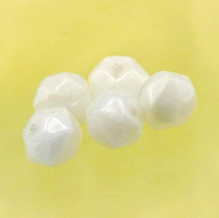 チェコビーズ メテオール10ミリ サテンホワイト【プレストビーズ変形/メテオール/10mm/アクセサリーパーツ/ハンドメイドパーツ】|プレストビーズ変形|チェコビーズ