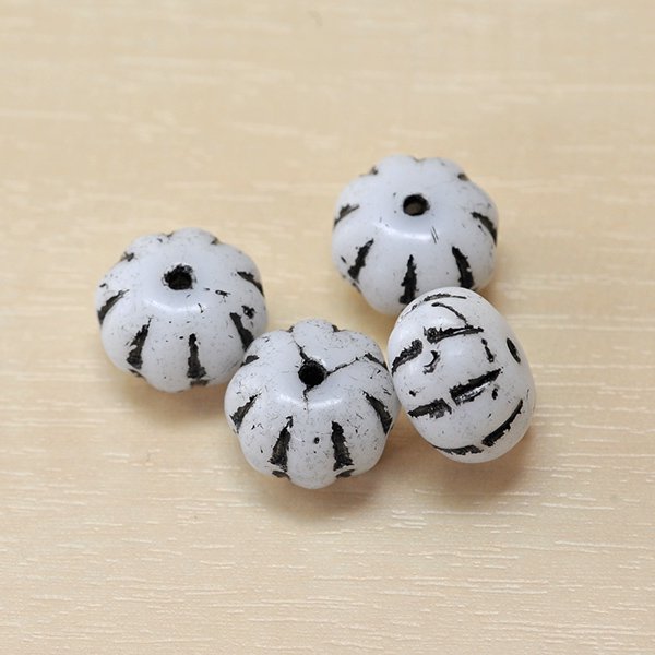 【アウトレット】チェコビーズ パンプキン8/11mm ホワイト・ブラック プレストビーズ ガラス ビーズ アクセサリー ハンドメイド パーツ 手芸|プレストビーズ変形|チェコビーズ