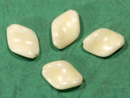 チェコビーズ ツイスト 19/13mm アイボリーラスター プレストビーズ ガラス ビーズ アクセサリー ハンドメイド パーツ 手芸|プレストビーズ変形|チェコビーズ