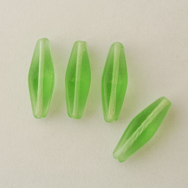 チェコビーズ ロングバイコーン 20×8mm ペリドット 4個【プレストビーズ変形/バイコーン/20×8mm/アクセサリーパーツ/ハンドメイドパーツ】|プレストビーズ変形|チェコビーズ