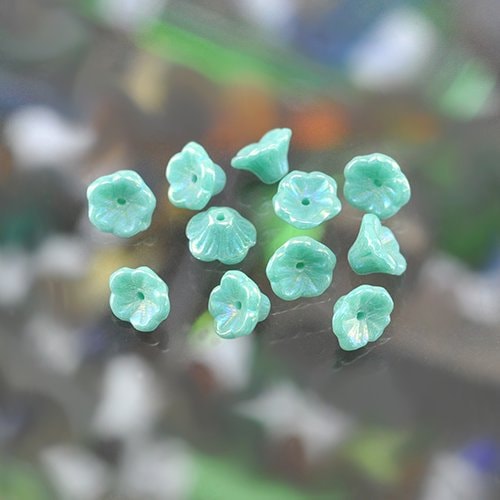 チェコビーズ ベルフラワー7/5ミリ グリーンターコイズレインボー【フラワー&リーフ/ベルフラワー/7×5mm/アクセサリーパーツ/ハンドメイドパーツ】|フラワー&リーフ|チェコビーズ