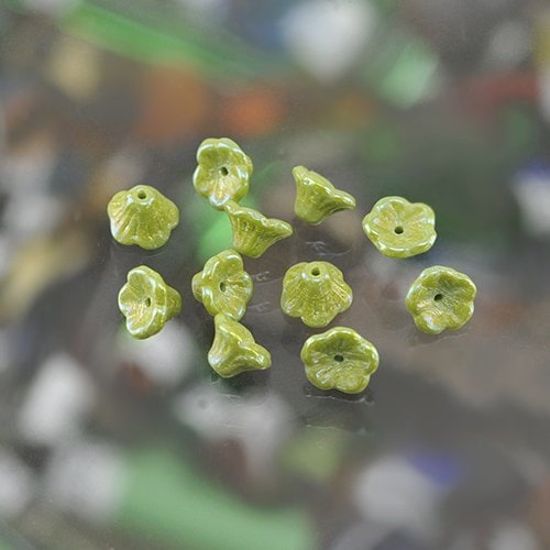 チェコビーズ ベルフラワー7/5ミリ オパックオリーブレインボー【フラワー&リーフ/ベルフラワー/7×5mm/アクセサリーパーツ/ハンドメイドパーツ】|フラワー&リーフ|チェコビーズ