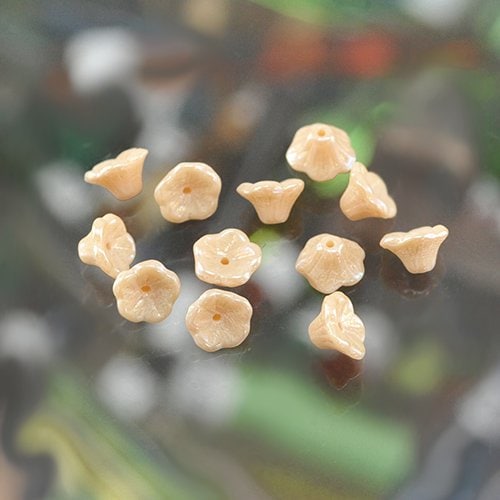 【アウトレット】チェコビーズ ベルフラワー7/5ミリ ベージュレインボー【フラワー&リーフ/ベルフラワー/7×5mm/アクセサリーパーツ/ハンドメイドパーツ】|フラワー&リーフ|チェコビーズ