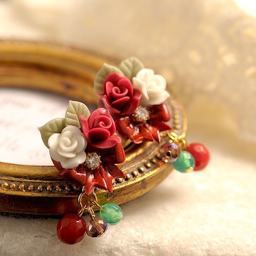 【1135】赤色の薔薇とパールビーズのピアス／イヤリング 薔薇のチェーンピアス【両耳/赤】/ kuro_kawaE (クロ カワイー