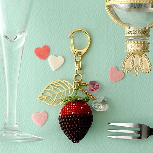 チョコがけいちごとハートのチャーム p18600 【作家：芝裕子（Atelier