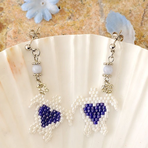 ハート柄ホヌのピアス（白×青） 【作家：しのはらみわ（Little”B  