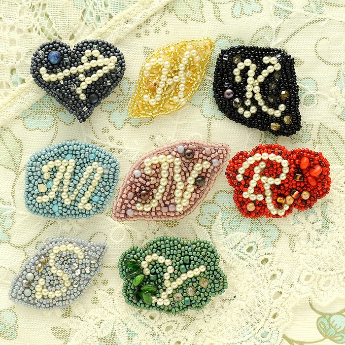 アルファベットのブローチ 【ビーズ 刺繍】 【作家：渡辺七重（N