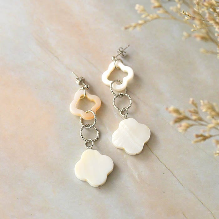 ターコイズブルーの編み編みビーズとシェルビーズのピアスオ 