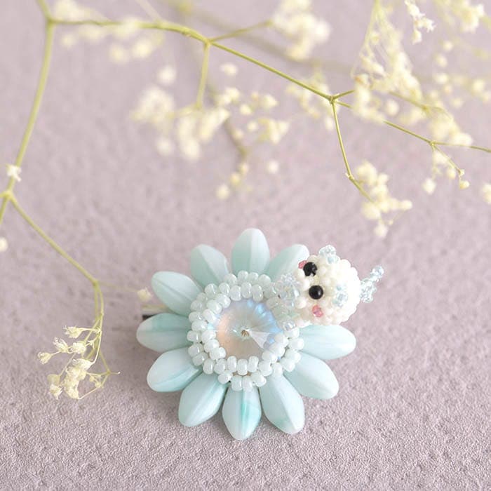 ちびブタ、花を愛でる♪～ブローチ～ 【作家：しのはらみわ（Little”B