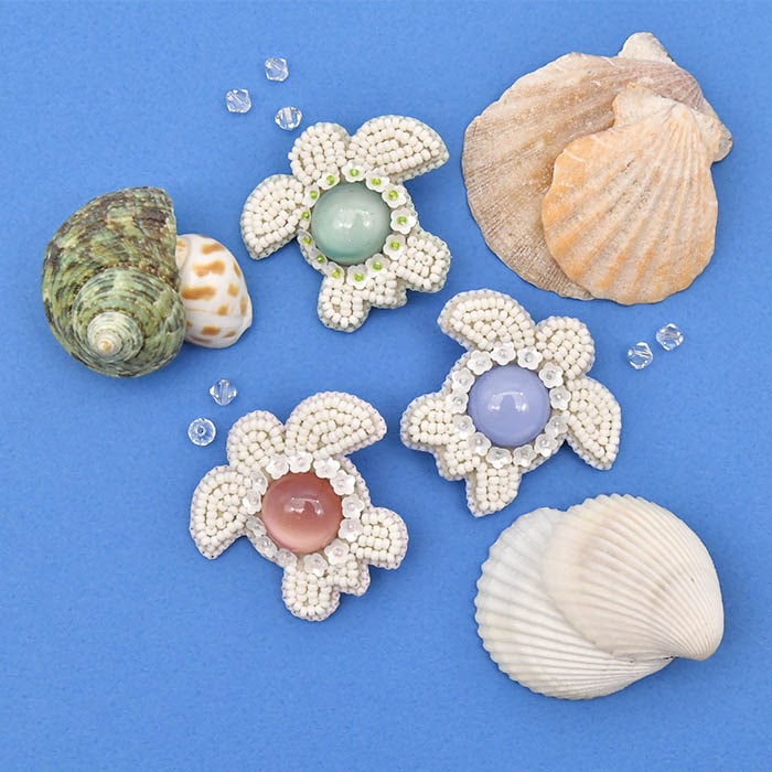 ホヌのビーズ刺繍ブローチ～カボション～ 【作家：しのはらみわ