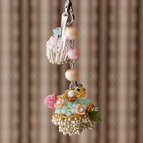 みつばちのカップケーキストラップ 【作家：ちばのぶよ】 | アイテムで