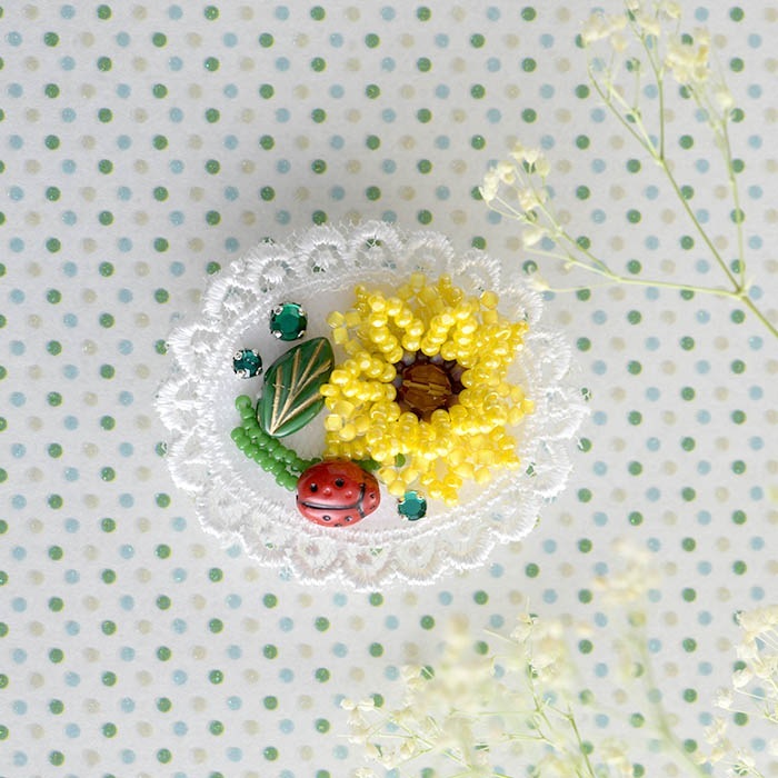 ひまわりブローチ 【作家：漆原昌美（Mai My Beads）】 | アイテムで