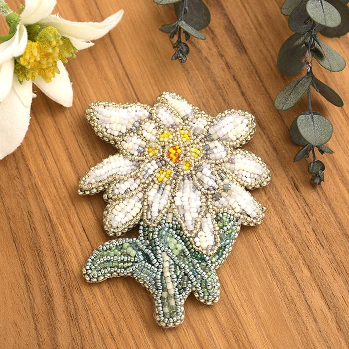 4 22 New エーデルワイスのブローチ アルプス三大名花 作家 有井順子 アイテムで探す アクセサリーキット ブローチ フェミニン エレガント Beadsmania