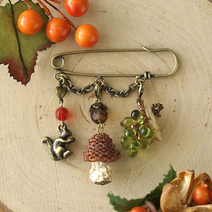 秋の森 カブトピン（緑×茶） 【作家：漆原昌美（Mai My Beads