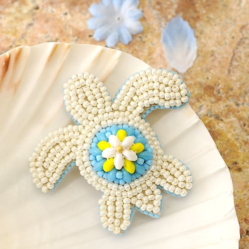 ホヌのビーズ刺繍ブローチ（兼ペンダント）白 【ビーズ 刺繍】 【作家