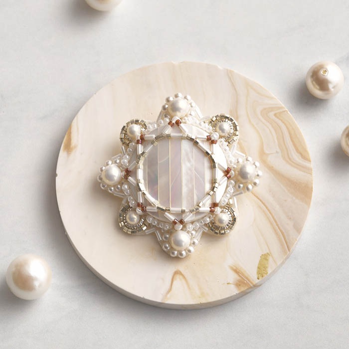 ホワイトシェルブローチ 【作家：渡辺友美(Heliotrope)】 | アイテムで