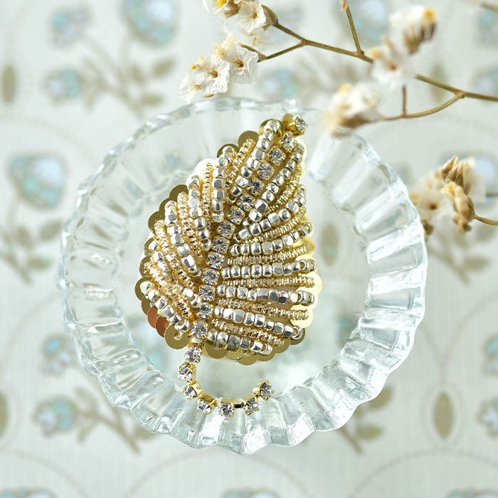 アンティーク:ハンドメイド クラウンの刺繍アート 3セット