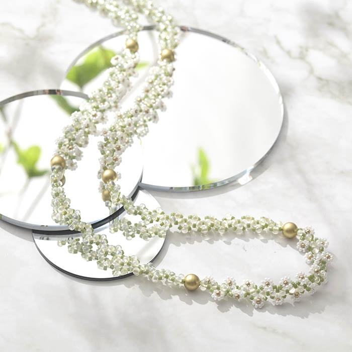 triangle daisy necklace  ںȡatelier embellirˡ