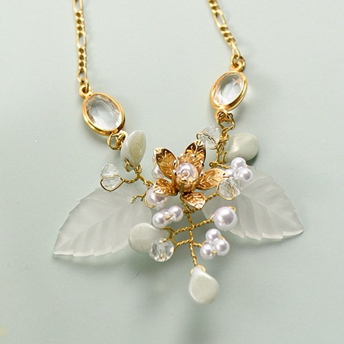 No.1121ハンドメイド☆カラフルスターフラワー☆フラワーレジンネックレス オレンジと黄緑のスターフラワーとパールのダイヤモンド型レジンの