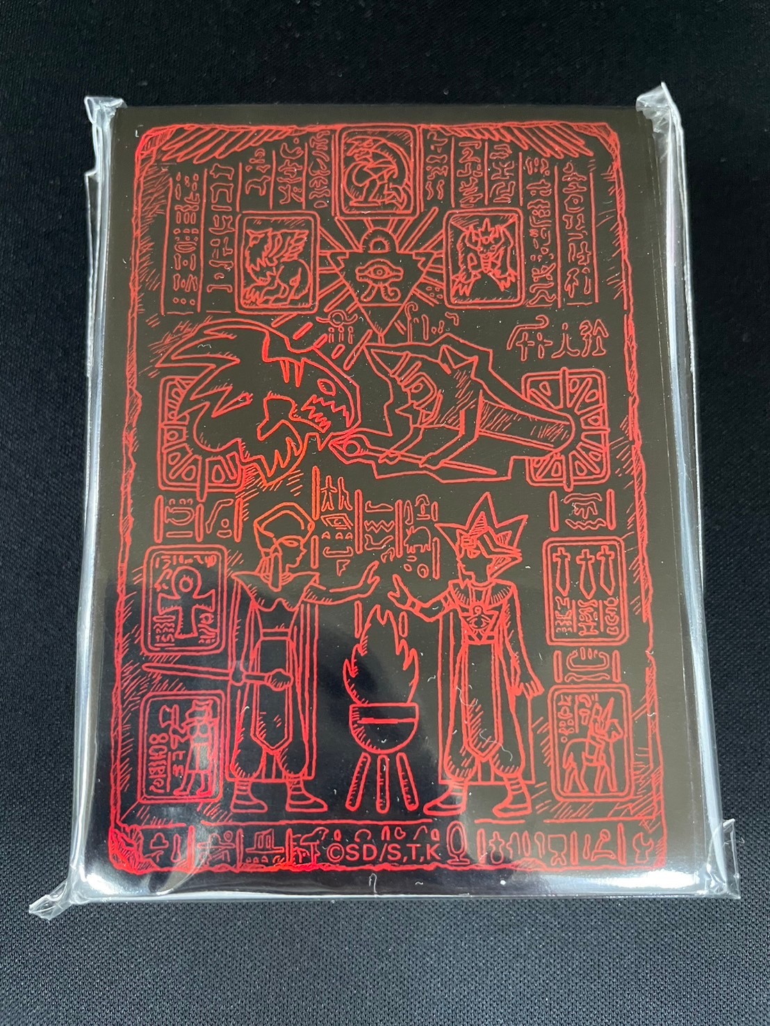 PRISMATIC GOD BOX デュエリストカードプロテクター 失われた王の記憶の石板 赤 《70枚/未開封》