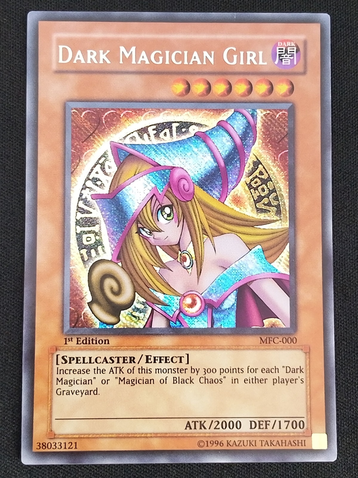 【店頭同時出品中】【状態B】DARK MAGICIAN GIRL/ブラック・マジシャン・ガール《1st》【旧ｱｼﾞｱｼｰｸﾚｯﾄﾚｱ】(MFC-000)