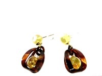 【大創業祭定価より５０％OFF創業明治七年べっ甲の菊池】■本べっ甲ピアス琥珀玉入りー１５２