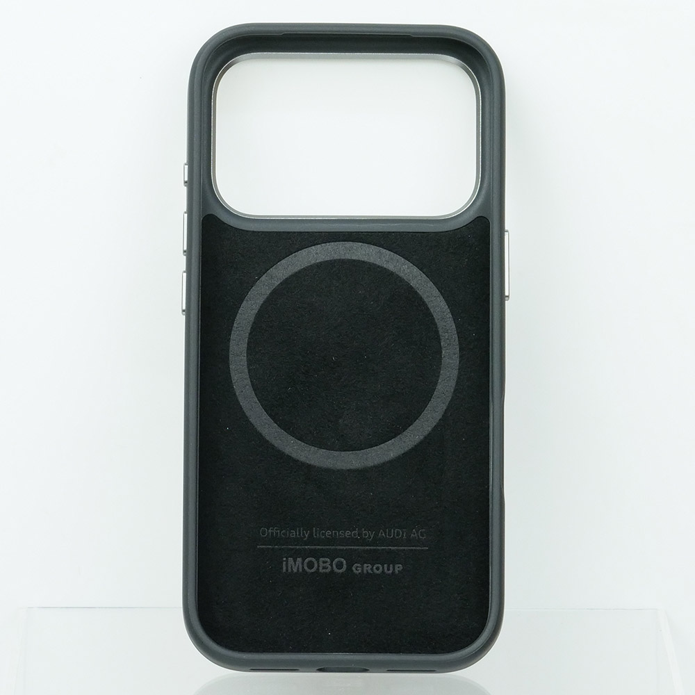 アウディ iPhone 17Pro アルカンターラ & レザー バックカバー ブラック/レッド マグセーフ対応 AU-TPUPCMIP17P-R8/D3-RD