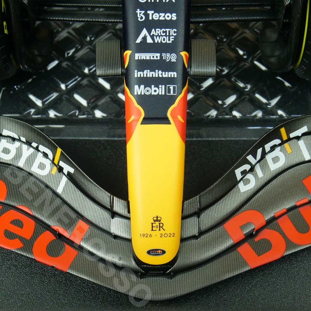 MINICHAMPS 1/18スケール オラクル レッドブル レーシング RB18 M.フェルスタッペン イタリアGP 2022 ウィナー 110221601