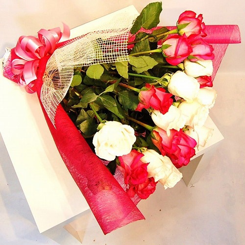 直送商品b 極上 大輪バラ花束 本プラスワン 赤白系 企業様向け 花束 バラ ミッフィーのお花屋さん Flower Miffy