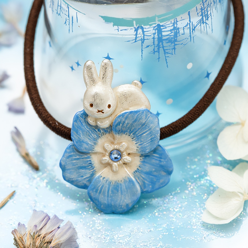 手描き✿お花うさぎのヘアゴム ハンドメイド レジン くすみブルー 青 リボン 兎 Flower Miffy パルナートポックコラボ ネモフィラとうさぎ ヘアゴム