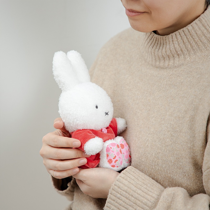 ミッフィー 母の日 花かご ぬいぐるみ miffy セキグチ 赤ドレス 花かご Flower Miffy 母の日ギフト2024 - dickbruna.jp 日本のミッフィー情報