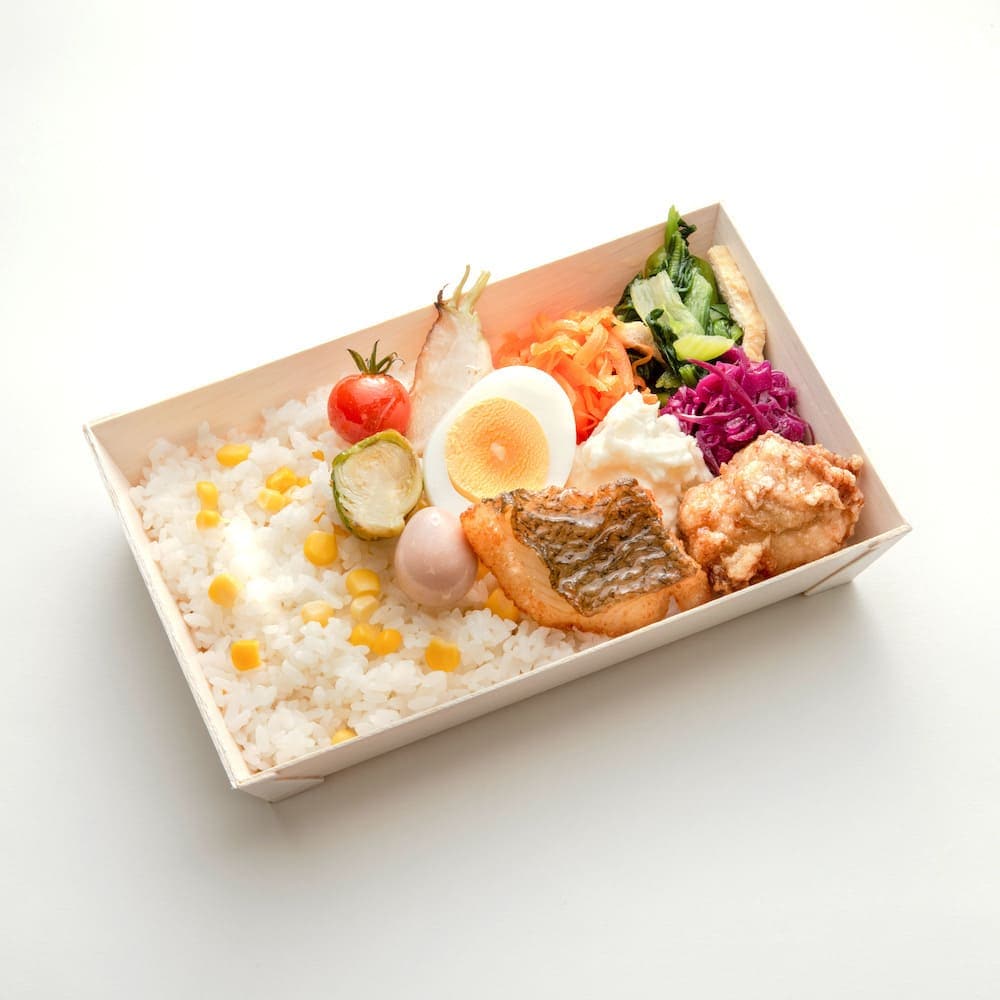 カレイと鶏の唐揚げ とうもろこしご飯のお弁当 【夏季限定】