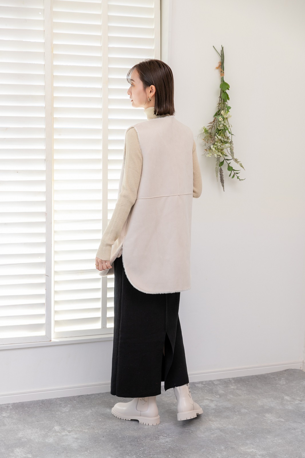 2024 新作 QTUME フェイクムートンミドルジレ リバーシブル 型番462