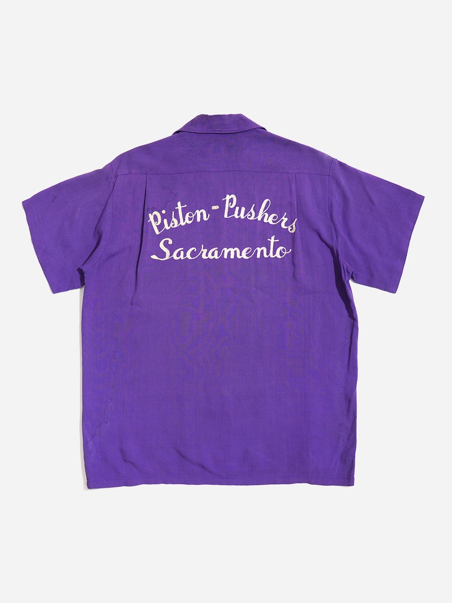 1950'S ARTVOGUE OF CALIFORNIA ''PISTON-PUSHERS SACRAMENTO'' CAR CLUB SHIRT PURPLE (SIZE.MEDIUM)