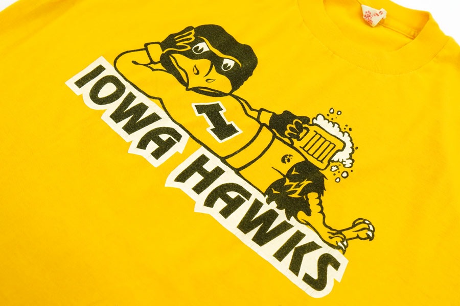 80'S COLLEGIATE PACIFIC ''IOWA HAWKS'' T SHIRT (SIZE. X LARGE) 