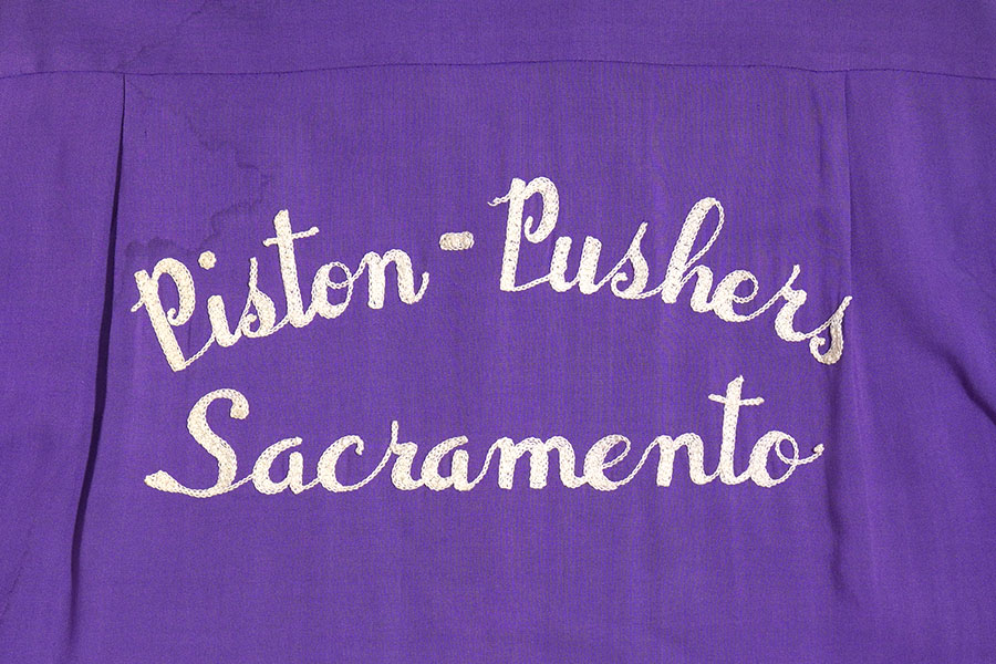 1950'S ARTVOGUE OF CALIFORNIA ''PISTON-PUSHERS SACRAMENTO'' CAR CLUB SHIRT PURPLE (SIZE.MEDIUM)
