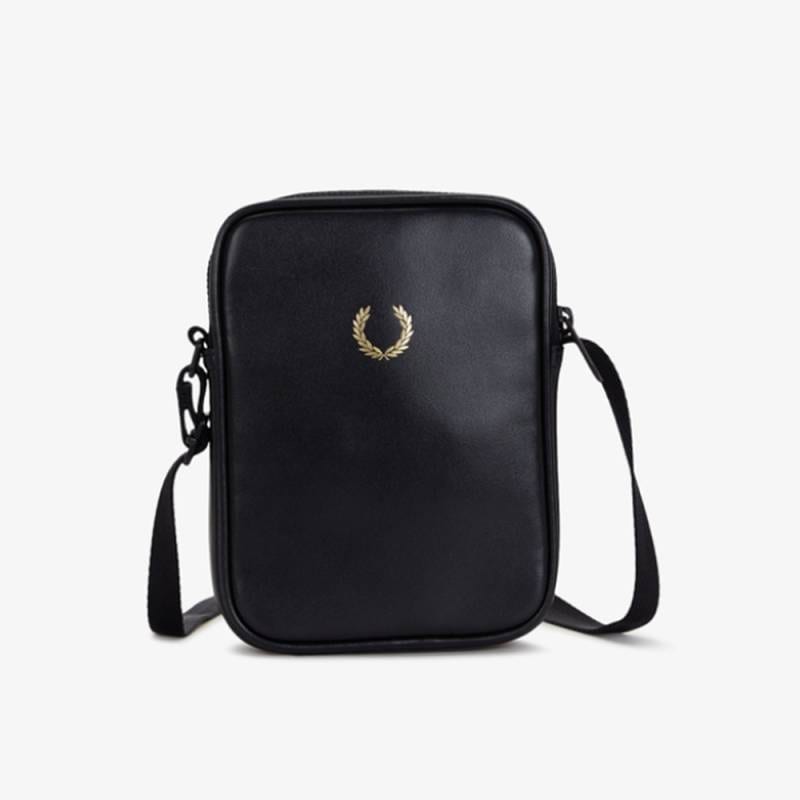 フレッドペリー  ショルダーバッグ ユニセックス サイドバッグ FRED PERRY SMOOTH LEATHER SMALL SIDE BAG 【国内正規品】L3348
