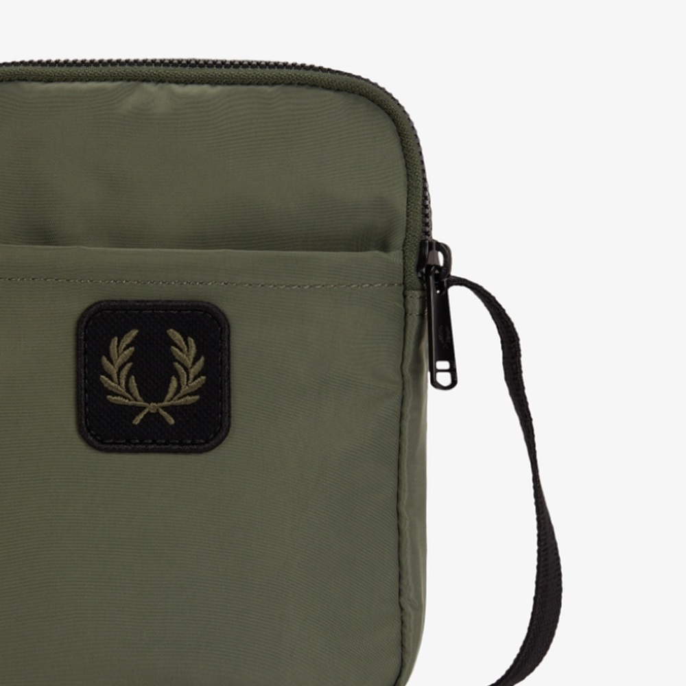 フレッドペリー  ショルダーバッグ ユニセックス サイドバッグ FRED PERRY CRINKLE NLYON SMALL SIDE 【国内正規品】L3341