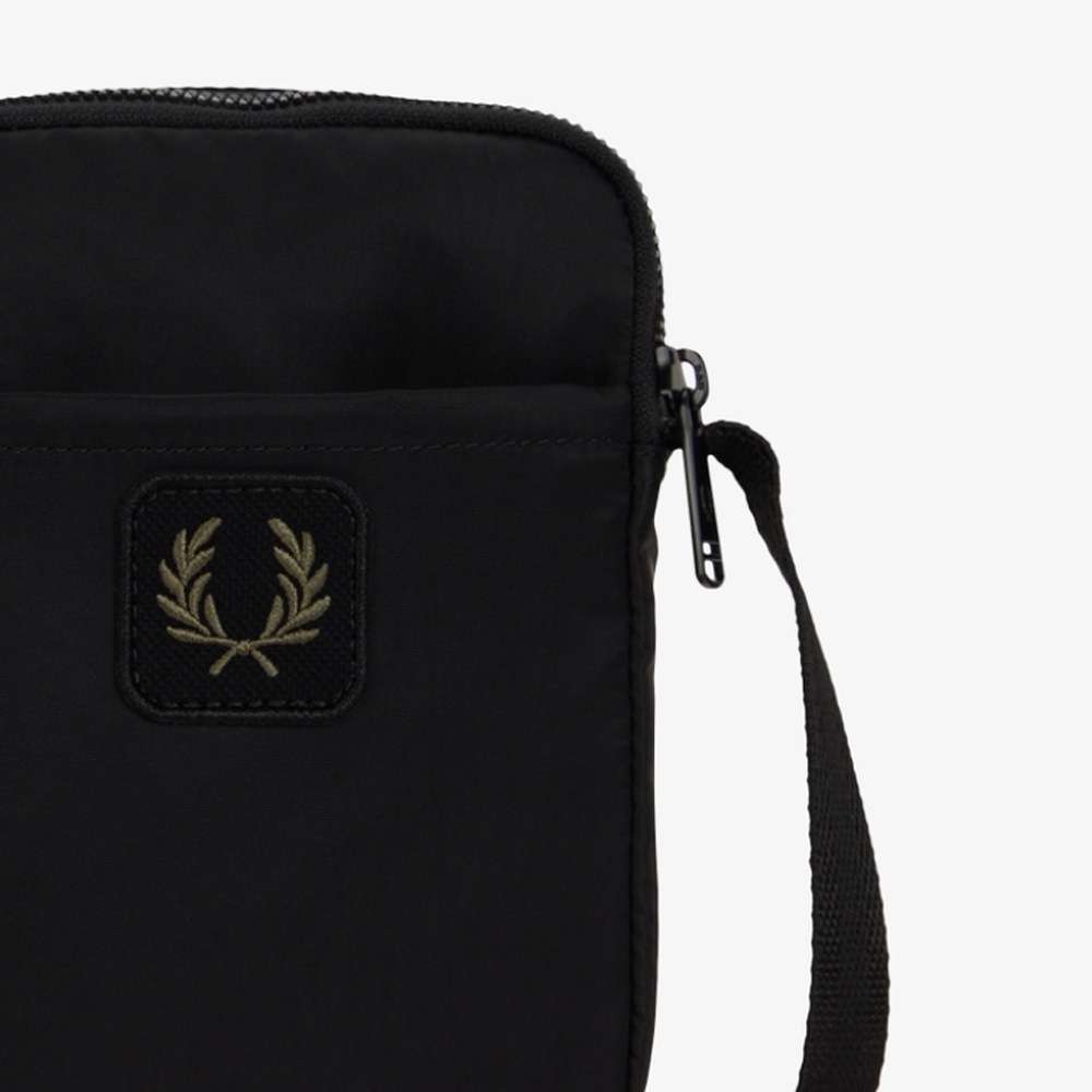 フレッドペリー  ショルダーバッグ ユニセックス サイドバッグ FRED PERRY CRINKLE NLYON SMALL SIDE 【国内正規品】L3341