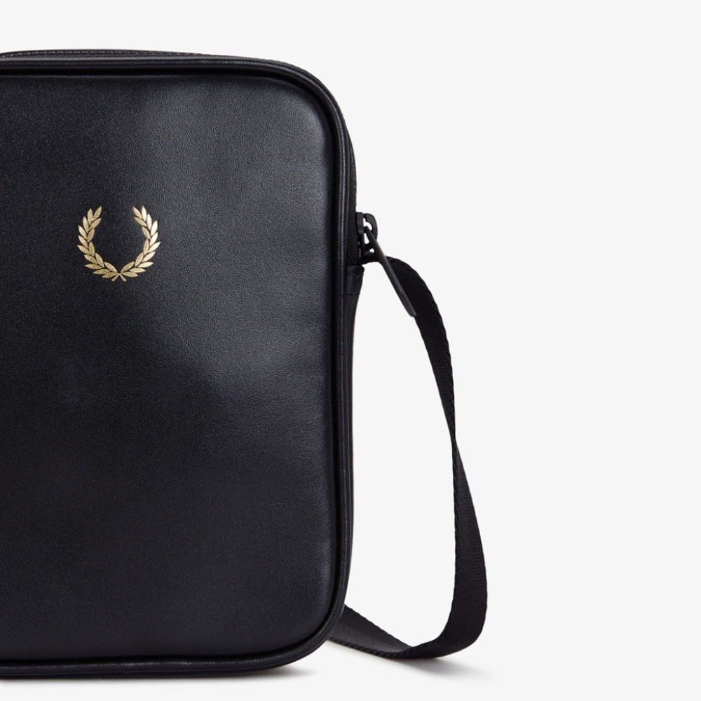 フレッドペリー  ショルダーバッグ ユニセックス サイドバッグ FRED PERRY SMOOTH LEATHER SMALL SIDE BAG 【国内正規品】L3348