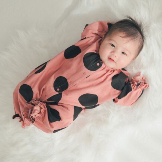 【25FW】アラカルト フリルロンパース / カメオブラウン