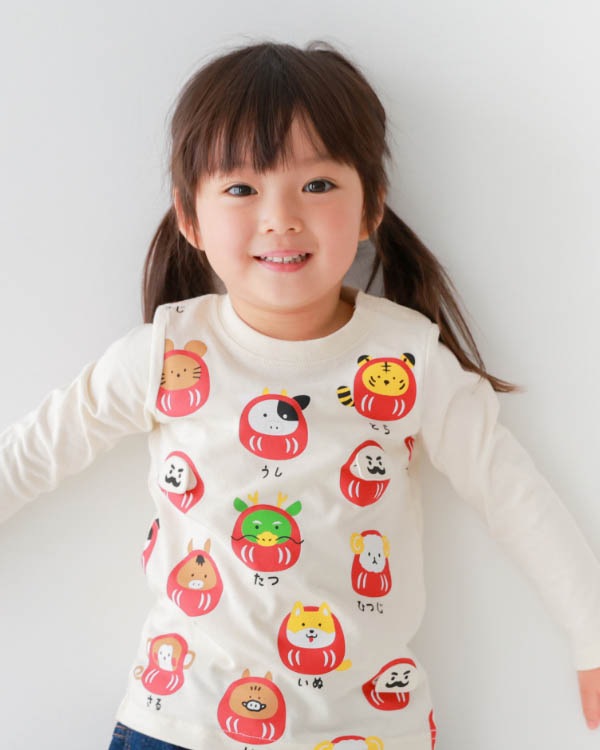 【チークルーム】干支だるまロングＴシャツ / サックス