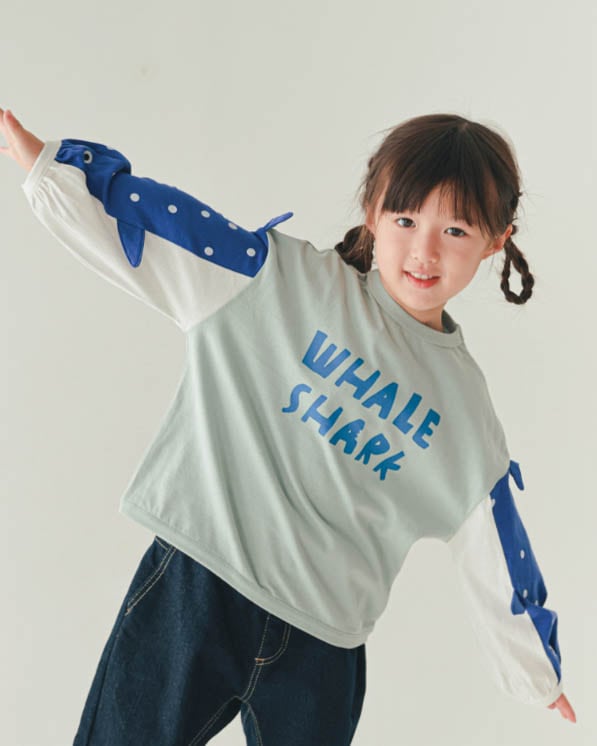 【26PS先行販売/12月下旬頃発送予定】ジンベイザメ袖ロングＴシャツ / サックス