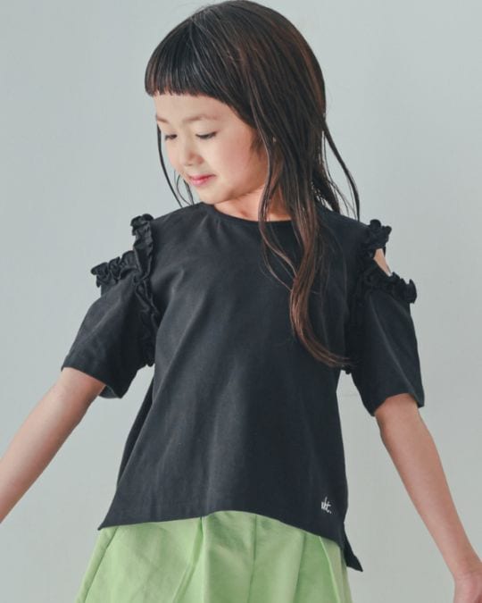 【エヌエイチティー】フリルオフショルダーTシャツ / アイボリー