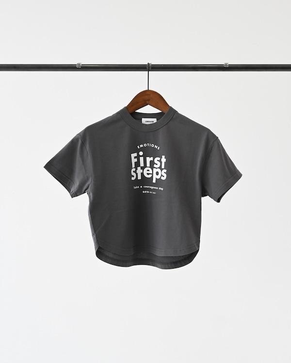 【ジェネレーター】First Steps Tシャツ / ブラック